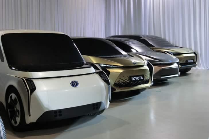 シニア向け電気自動車の安全機能ガイド