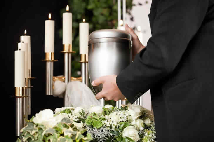 Guide to Selecting the Right Cremation Urn
